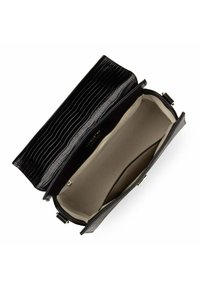 Sac à main en cuir noir à motif crocodile avec fermeture éclair, doté d'un intérieur beige spacieux et de poches supplémentaires pour l'organisation.