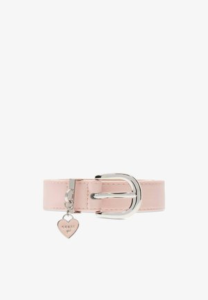 Cintura in pelle rosa chiaro con fibbia argento e ciondolo a forma di cuore in argento incisa con la scritta "GUESS" appesa vicino alla chiusura.