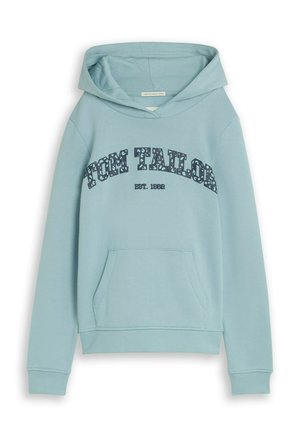 Hellblauer Kapuzenpullover mit Fronttasche und "Tom Tailor EST. 1962" in gemusterten Buchstaben auf der Brust gedruckt.
