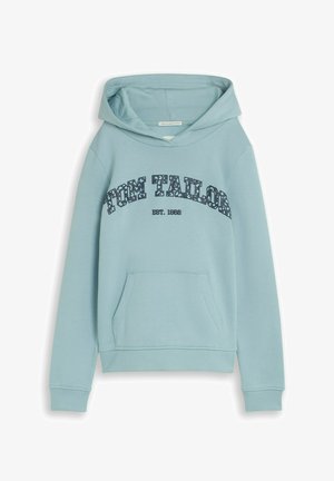 Hellblauer Kapuzenpullover mit Fronttasche und "Tom Tailor EST. 1962" in gemusterten Buchstaben auf der Brust gedruckt.