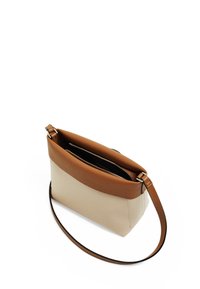 Sac à main rectangulaire en beige et marron. Cuir lisse avec un compartiment zippé, une bandoulière ajustable et des détails de couture minimes.