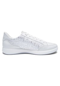 Weißer Sneaker mit niedrigem Schaft und Schnürsenkeln, mit dezenten aufgedruckten Worten wie "cool", "lustig" und "glücklich" in hellgrau auf der Seitenfläche.