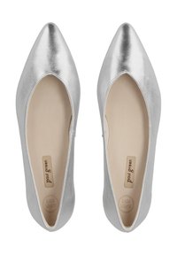 Ballerine in pelle metallica argentea con design a punta. Presentano una superficie liscia, un interno leggero e l'etichetta del marchio visibile all'interno.