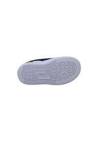 Sneaker nera con suola in gomma bianca, caratterizzata da un motivo di grip testurizzato e un accento rosso; progettata per comfort e trazione.