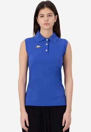 Polo shirt senza maniche blu con colletto, tre bottoni bianchi e un logo nero sul petto sinistro, realizzato in morbido cotone.