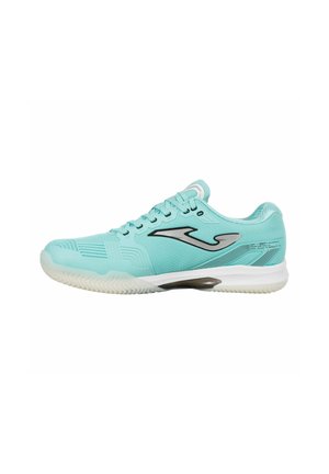 Hellblauer Sportschuh mit weißer Sohle, strukturierter Spitze, schwarzem und silbernem Seitenlogo und Schnürsenkeln.