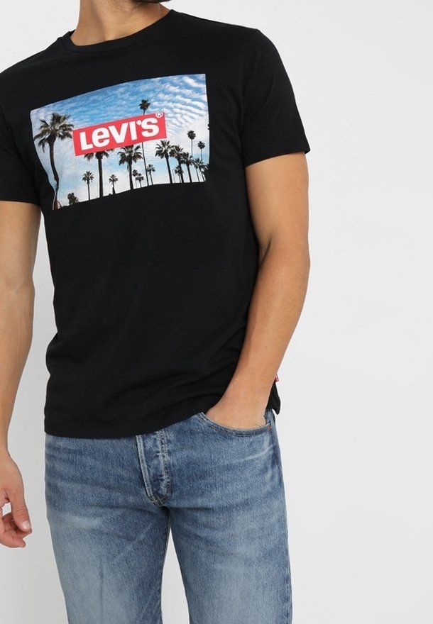 T-shirt noir en coton avec un motif frontal représentant des palmiers et le logo "Levi's" en rouge. Encolure ronde et manches courtes. Coupe décontractée.