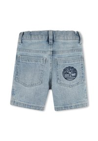 Shorts in denim azzurro chiaro con vita elastica, dotati di due tasche posteriori. La tasca sinistra presenta un logo ricamato in blu scuro.