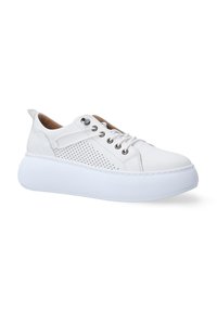 Weiße Leder-Sneaker mit einer strukturierten weißen Sohle, silbernen Ösen, perforierten Seitenpaneelen und einem braunen Innenfutter. Rundliche Zehenpartie und gepolsterte Zunge.