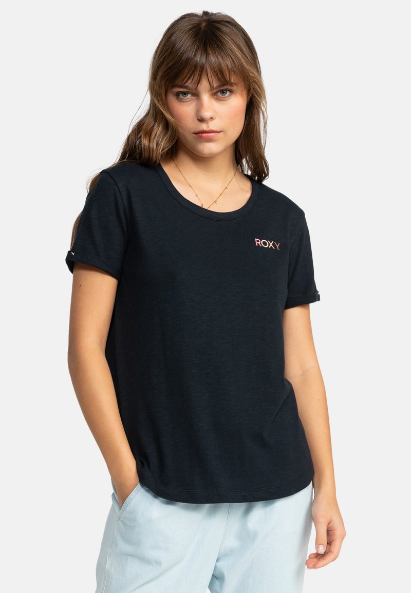 Mørkeblå t-shirt lavet af letvægtigt stof med rund halsudskæring, opkrøllede ærmer og et lille, broderet "ROXY" logo på brystet.