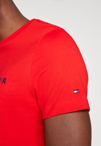 Tommy Hilfiger LOGO TEE - T-shirts med print - fierce red
