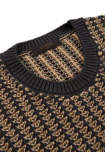 Jersey de punto con hilos entrelazados en negro y beige, con un cuello redondo acanalado en negro y una etiqueta negra que dice "SLOWEAR ZANONE".