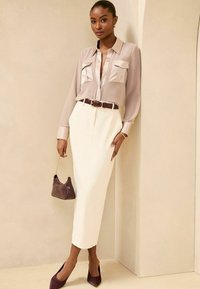 Lipsy REGULAR FIT - POCKET - Hemdbluse - gold