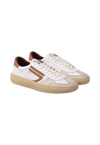 Sneaker bianche con accenti in suede beige, tacco in pelle marrone, suola in gomma naturale testurizzata e logo laterale cucito. Design con lacci.
