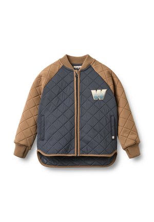 Gewatteerd jack met marineblauw lijf en camelbruine mouwen, geribde manchetten en kraag, voorrits en een "W" patch op de borst.