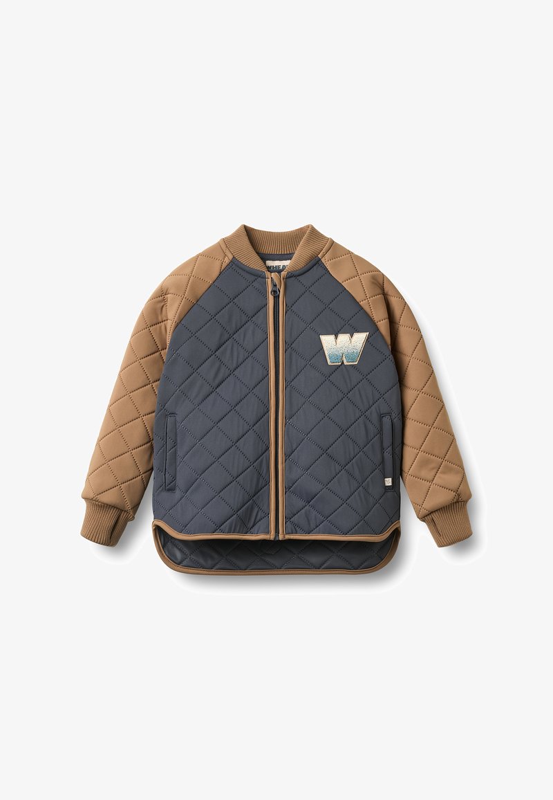 Veste matelassée avec corps bleu marine et manches marron camel, poignets et col en côtes, fermeture éclair sur le devant et écusson "W" sur la poitrine.