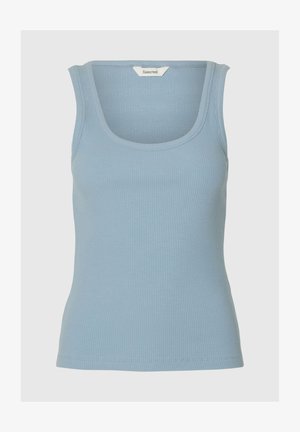 Débardeur bleu clair côtelé sans manches avec encolure dégagée et silhouette ajustée.