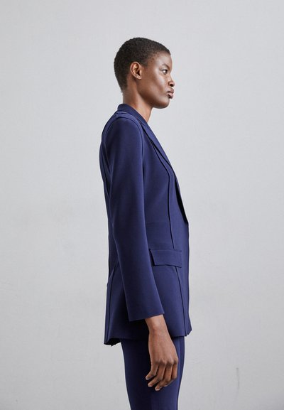 Norma Kamali SINGLE BREASTED BOY FIT RIDING JACKET - Manteau court - true navy