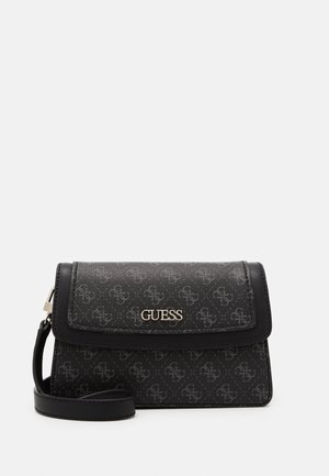 Sac bandoulière noir avec une finition en simili cuir texturé, présentant un motif de logo répétitif, des accessoires en métal doré et une fermeture à rabat.