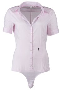 Body-chemise rose clair à manches courtes avec fines rayures et petite broderie de rose noire en bas à droite.