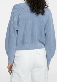 Stradivarius Chaqueta de punto - neon blue