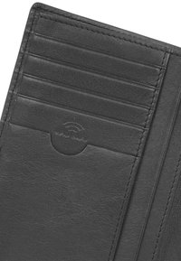 Interno di un portafoglio in pelle nera con sei scomparti per carte di credito, logo di protezione RFID e cuciture visibili per un tocco di dettaglio in più.