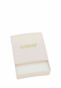 Kwadratowe, kremowe pudełko o gładkiej fakturze; na wieczku widnieje złotymi literami słowo "amor"; otwiera się na pustą wnętrze.