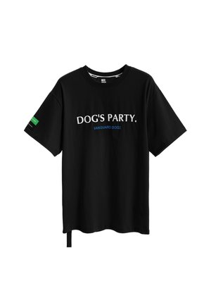 Camiseta negra de manga corta con texto blanco "DOG'S PARTY." y texto azul más pequeño "VANGUARD DOGS" en el frente, y una pequeña etiqueta verde en la manga.