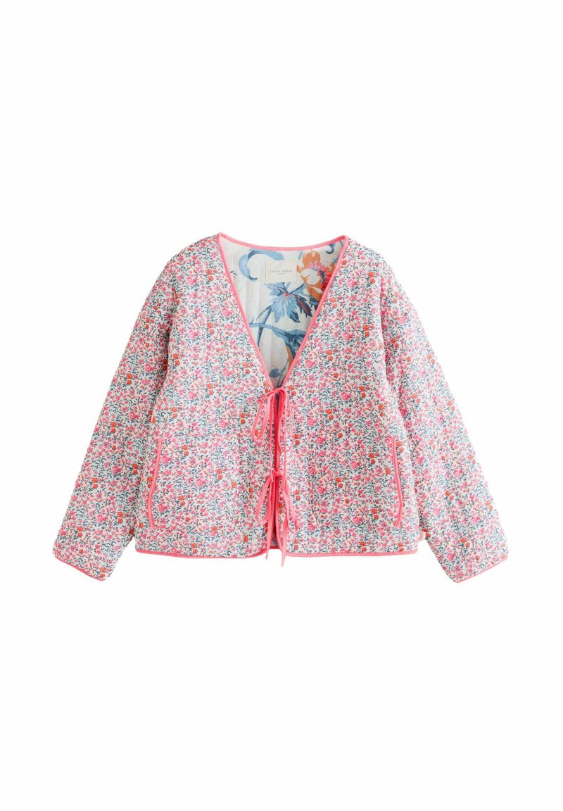 Giacca trapuntata con motivo floreale in rosa e bianco, dotata di scollatura a V, chiusura con lacci e bordo rosa lungo i bordi e le tasche.