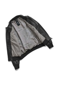 Giubbotto bomber in pelle nera con foderato grigio, polsini in tessuto e stampa grafica all'interno. Presenta una zip frontale e tasche laterali.