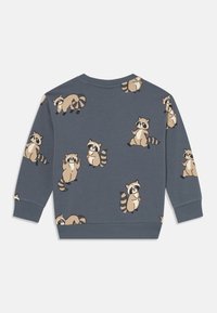 Felpa blu in cotone, caratterizzata da un motivo di procioni beige e marroni. Include maniche lunghe e scollo rotondo.