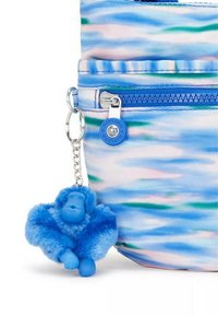 Borsa in tessuto blu a motivo con una superficie liscia, chiusura a zip e un portachiavi a forma di scimmietta di peluche blu attaccato.