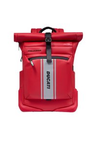 Mochila roja con tapa enrollable hecha de material impermeable, con un bolsillo frontal con cremallera y el logo "DUCATI", además de acentos rayados grises.