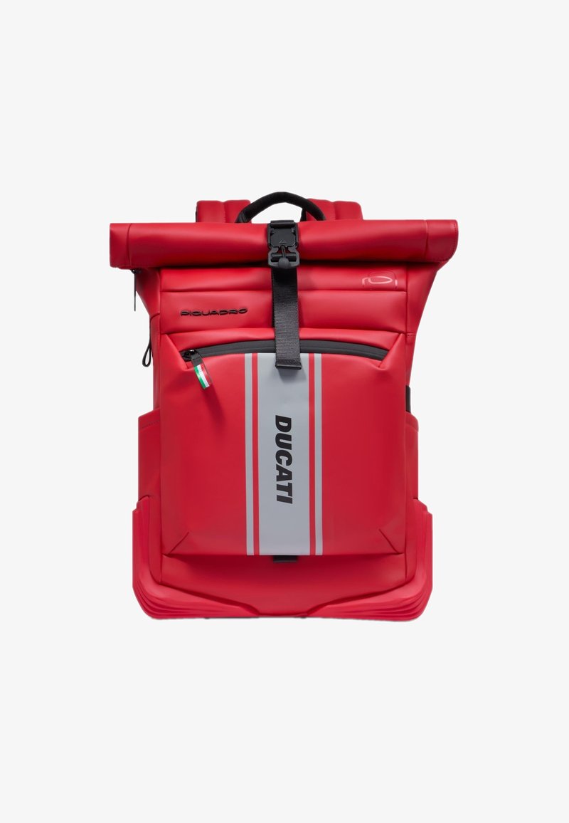 Mochila roja con tapa enrollable hecha de material impermeable, con un bolsillo frontal con cremallera y el logo "DUCATI", además de acentos rayados grises.