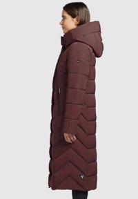 Bordeaux lange pufferjas met een capuchon, voorzien van horizontale en chevron gevoerde panelen, zijzakken met rits en een logo-embleem.