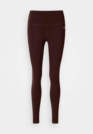 Leggings marroni senza cuciture con vita alta, realizzati in tessuto elastico. Design semplice senza motivi o accenti visibili.