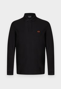 Μαύρο polo με μακριά μανίκια, γιακά, κουμπότρυπες και μικρό κόκκινο λογότυπο A|X στο αριστερό στήθος πάνω σε απλό φόντο.