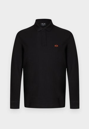 Μαύρο polo με μακριά μανίκια, γιακά, κουμπότρυπες και μικρό κόκκινο λογότυπο A|X στο αριστερό στήθος πάνω σε απλό φόντο.