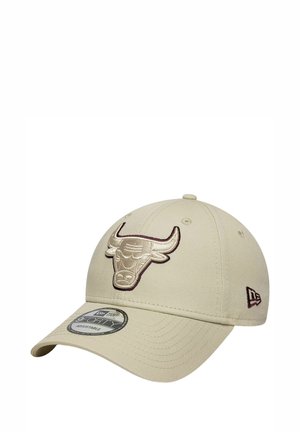 Beige Baseballmütze mit einem gestickten Bullenlogo in Bordeauxrot und Weiß. Mit einem gebogenen Schirm und verstellbarem Riemen auf der Rückseite.