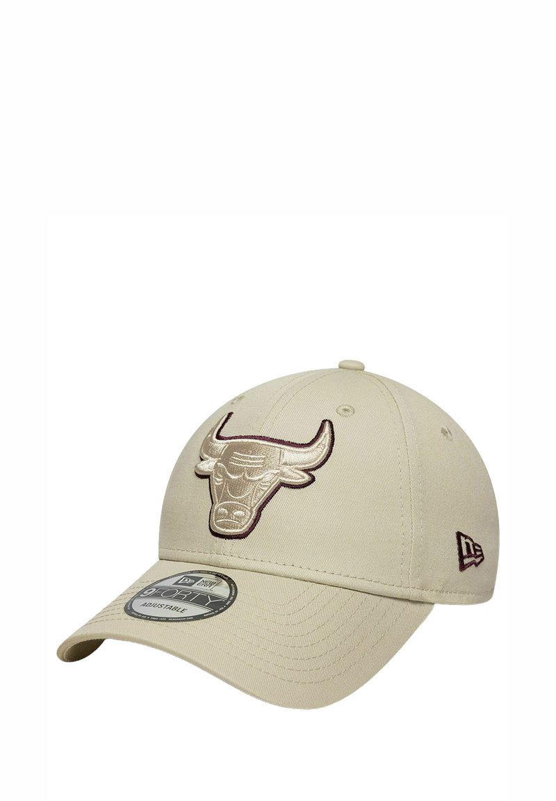 Beige Baseballmütze mit einem gestickten Bullenlogo in Bordeauxrot und Weiß. Mit einem gebogenen Schirm und verstellbarem Riemen auf der Rückseite.