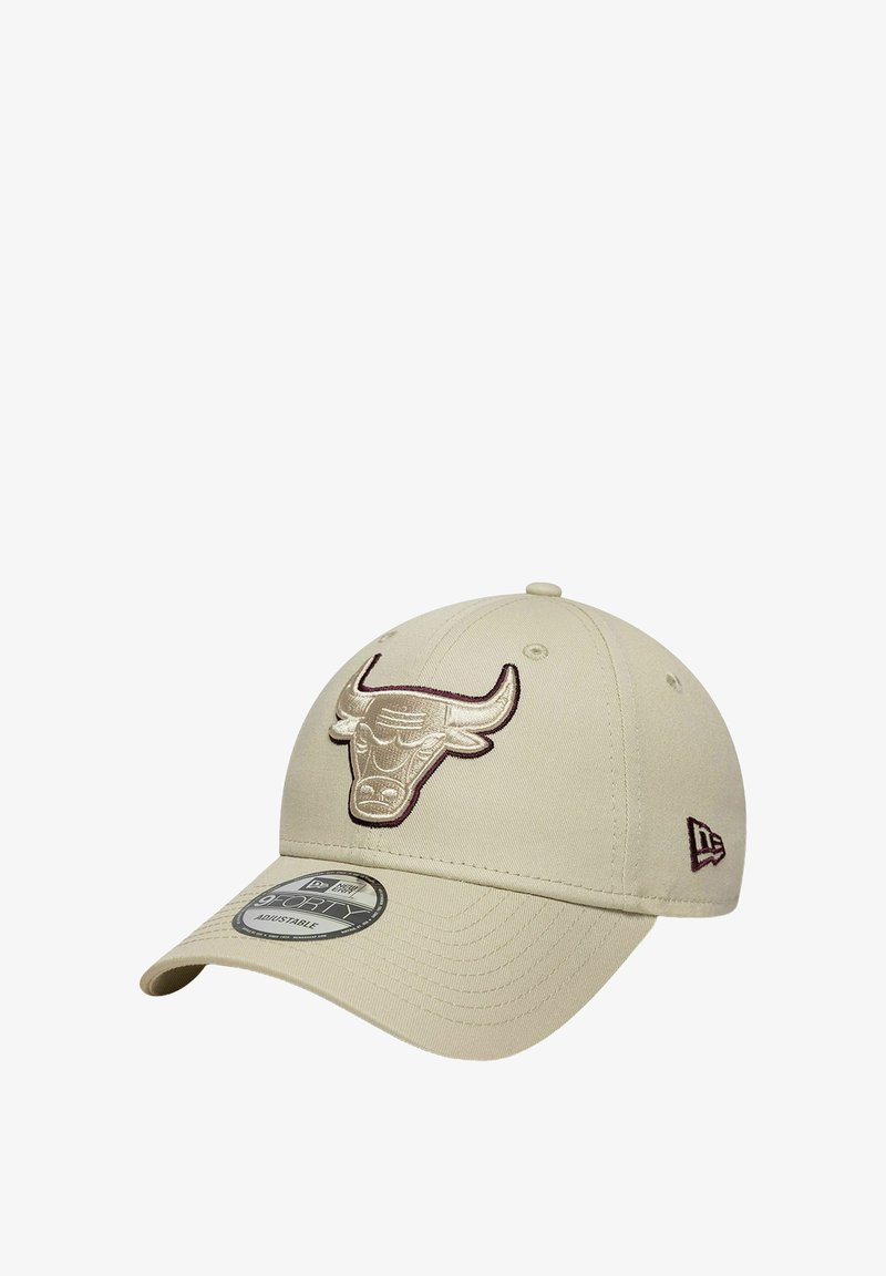 Beige Baseballmütze mit einem gestickten Bullenlogo in Bordeauxrot und Weiß. Mit einem gebogenen Schirm und verstellbarem Riemen auf der Rückseite.