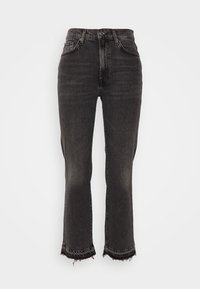 Jeans de mezclilla negro lavado con cintura alta, bolsillos frontales y bajos deshilachados en piernas rectas.