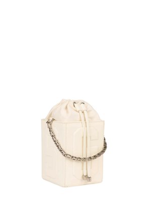 Ecru skórzana torba typu bucket z zamknięciem na ściągacz, tłoczonym logo oraz srebrnym łańcuszkowym paskiem na białym tle.