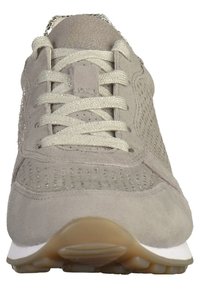 Baskets en daim gris clair avec détails perforés, lacets plats beige et une semelle en caoutchouc blanche avec une semelle extérieure en gomme texturée.