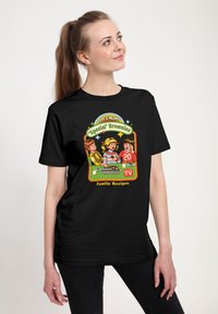 Czarny t-shirt z kolorową grafiką w stylu retro przedstawiającą dwoje dzieci oraz tekst: „Zróbmy 'Specjalne' Brownie - Rodzinne Przepisy.”