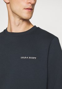 Lyle & Scott EMBROIDERED CREW NECK - Felpa - dark navy