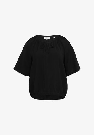 Juoda bliuska su laisvu siluetu, trumpomis rankovėmis ir surinkta apykakle. Pridedama raištelio detalė priekyje ir apvalus apdaila.