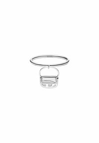Anello d'argento con un piccolo ciondolo rettangolare che assomiglia a una borsa, con dettagli ritagliati e un manico arrotondato. Finitura liscia e lucida.