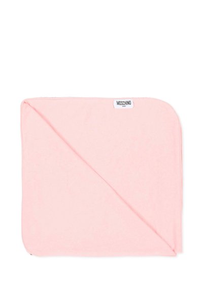 Miękki różowy kocyk dziecięcy złożony tak, aby pokazać róg z białą metką z napisem „Moschino Baby” na białym tle.