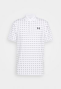 Bílá polo tričko s opakujícím se námořnickým diamantovým vzorem, krátké rukávy, límeček na knoflíky a malé černé logo na hrudi.